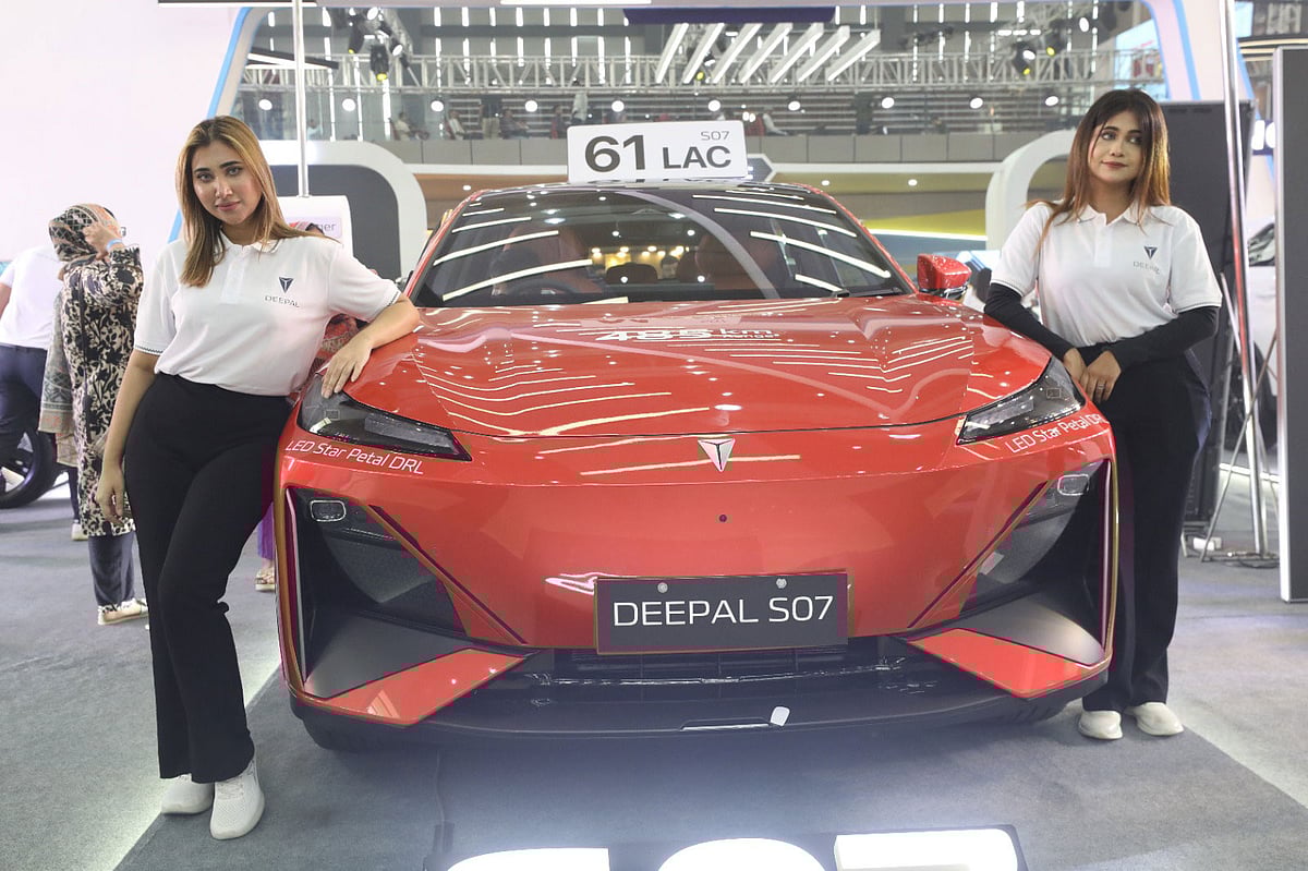 বৈদ্যুতিক গাড়ি ও মোটরসাইকেলে তরুণদের আগ্রহ, দাম কেমন