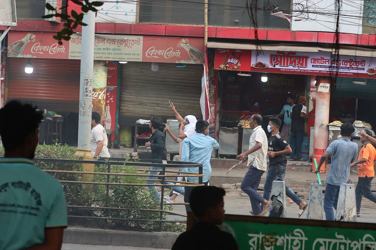 রাজশাহীতে মোটরশ্রমিক ইউনিয়ন কার্যালয়ের দখল নিতে শ্রমিক দলের ভাঙচুর, ককটেল বিস্ফোরণ ও অস্ত্রের মহড়া