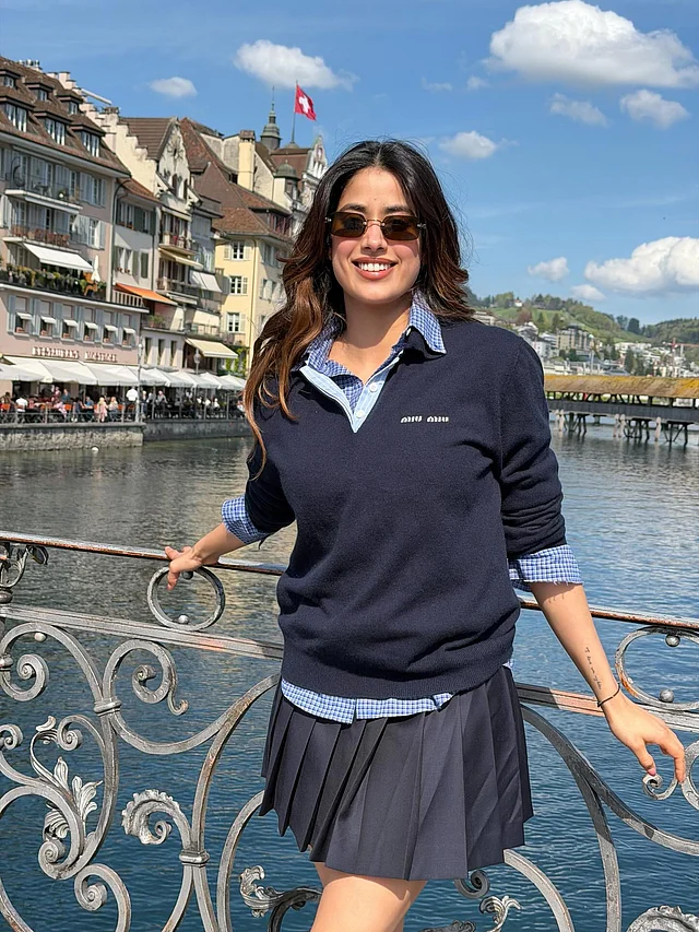 ঝকঝকে রোদে শেডস রেখেছেন চোখে জাহ্নবী। শার্ট আর সোয়েটারে এসেছে স্কুলগার্ল ভাইব 