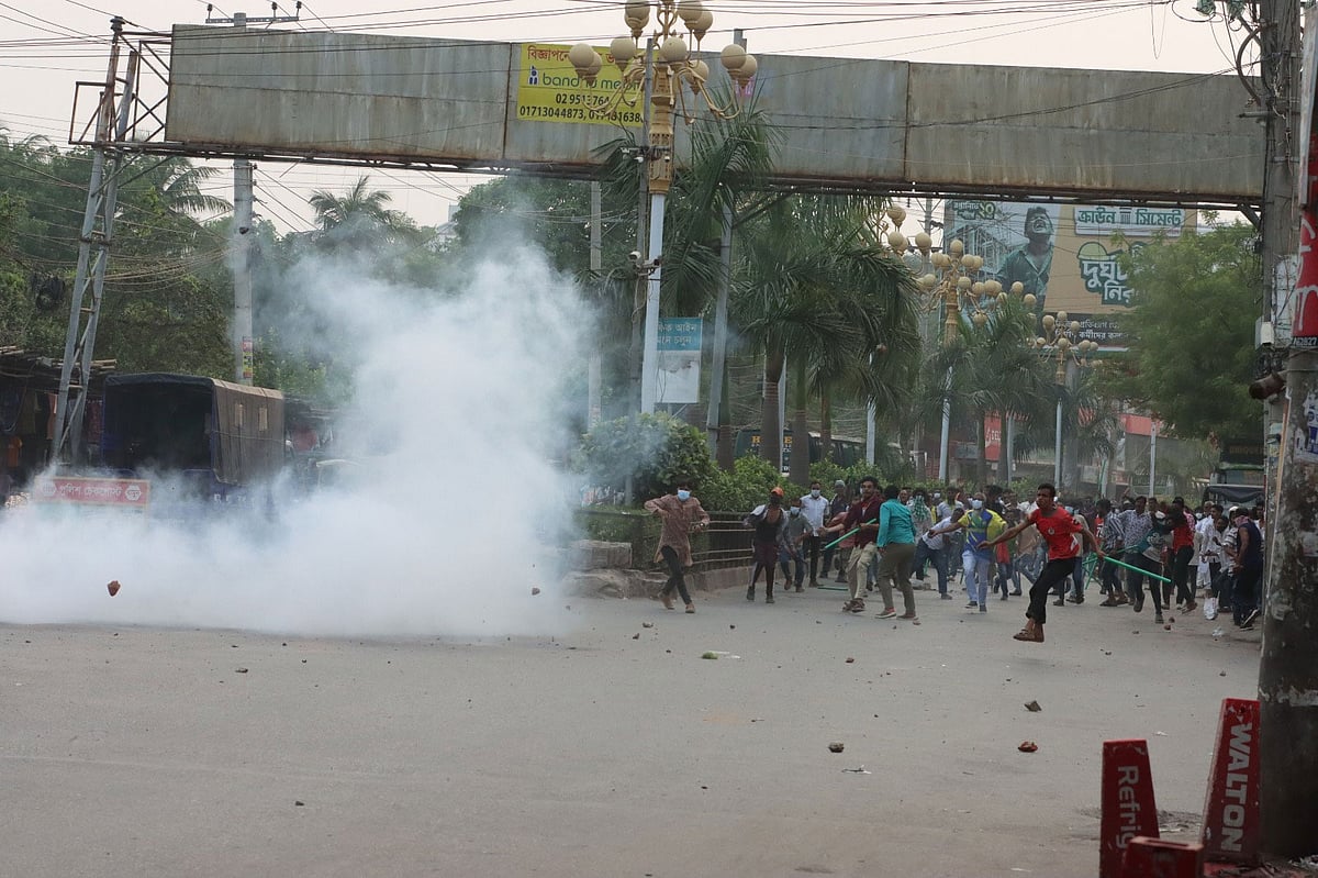 রাজশাহীতে মোটরশ্রমিক ইউনিয়ন কার্যালয়ের দখল নিতে শ্রমিক দলের ভাঙচুর, ককটেল বিস্ফোরণ ও অস্ত্রের মহড়া