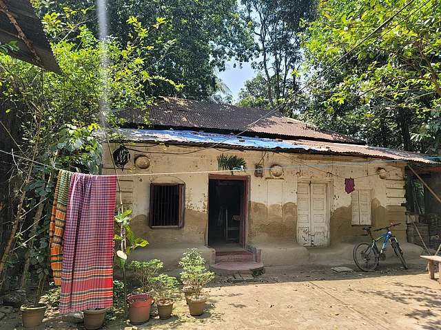 খান-বাড়ির চত্বরে দ্বিতল মাটির বাড়ি