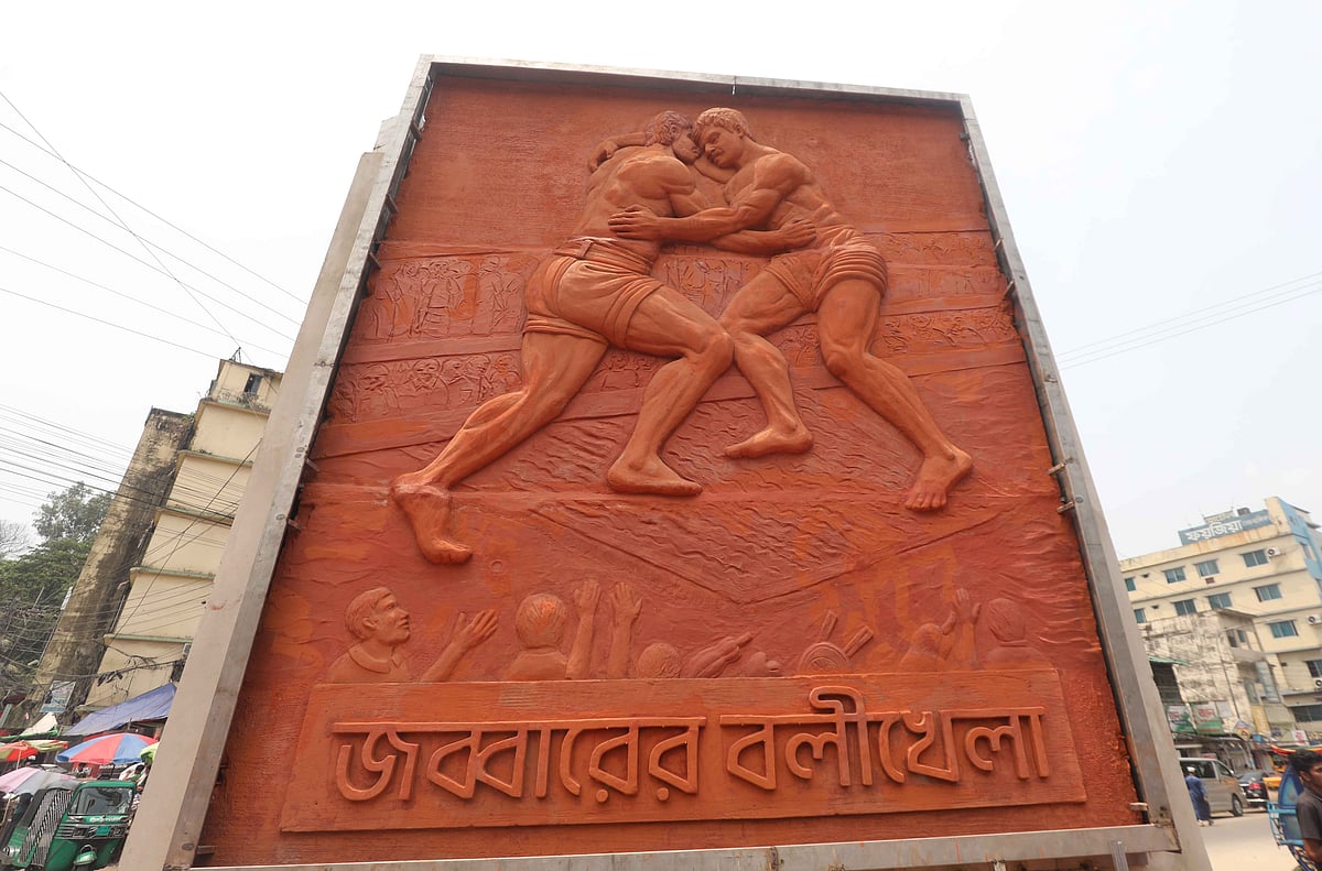 লালদীঘি চত্বরে জব্বারের বলীখেলার ম্যুরাল বসানো হয়েছে 
