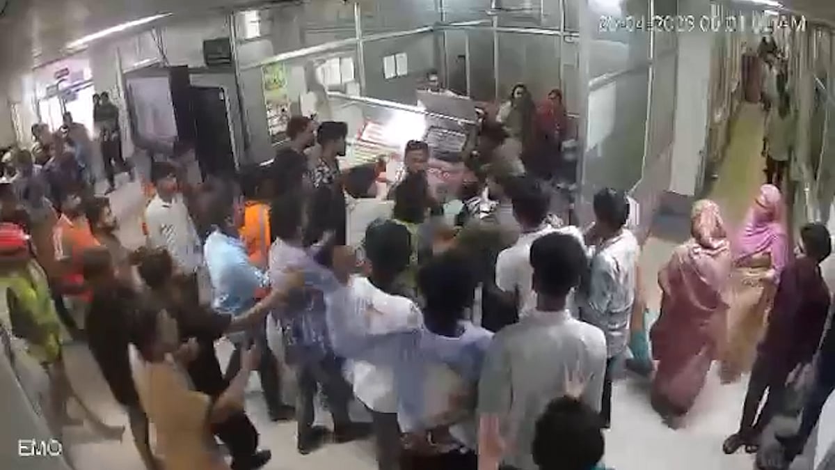 দুই শ্রমিক নিহতের ঘটনায় হাসপাতালের ভেতরে ঠিকাদারের লোকজনের সঙ্গে শ্রমিকদের মারামারি