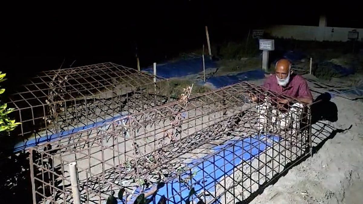 মরদেহ চুরির আশঙ্কায় মৃত ছেলের কবর পাহারায় বাবা