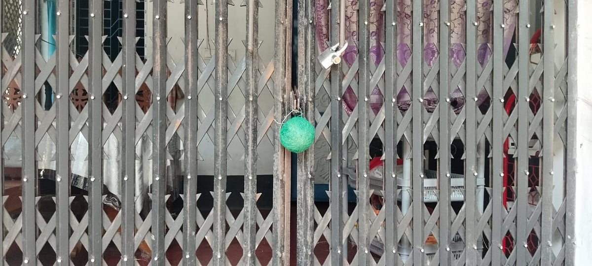 কলারোয়ায় বাড়িতে ‘বোমাসদৃশ’ তিন বস্তুর সুরাহা ২৭ ঘণ্টায়ও হয়নি, অপেক্ষা বোমাবিশেষজ্ঞ দলের