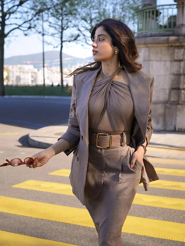 ম্যাচিং চওড়া বেল্ট, ওয়াইড লেপেলের জ্যাকেট ও পেন্সিল স্কার্টের লুকে দেখা যাচ্ছে তাঁকে 