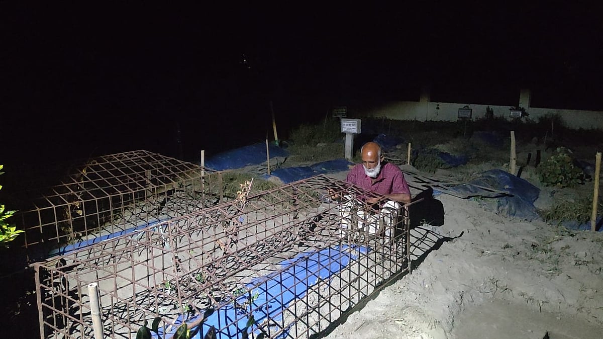 কঙ্কাল চুরির আশঙ্কা: মুন্সিগঞ্জে বজ্রপাতে মৃত কিশোরের কবর পাহারা দিচ্ছে পরিবার