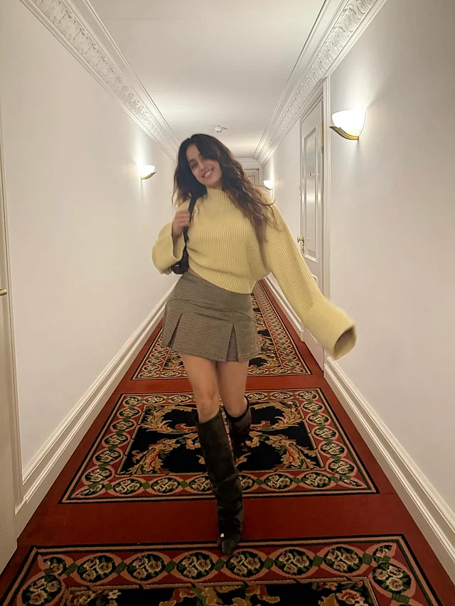 ওভার সাইজ লেমন ইয়েলো টপ, গ্রে মিনিস্কার্ট আর কালো হাই বুটসে চিল মুডে জাহ্নবী