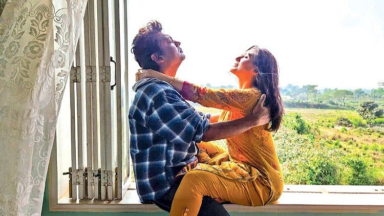 ‘দয়া করে প্রাপ্তবয়স্ক ছাড়া কেউ উঁকিও দেবেন না’