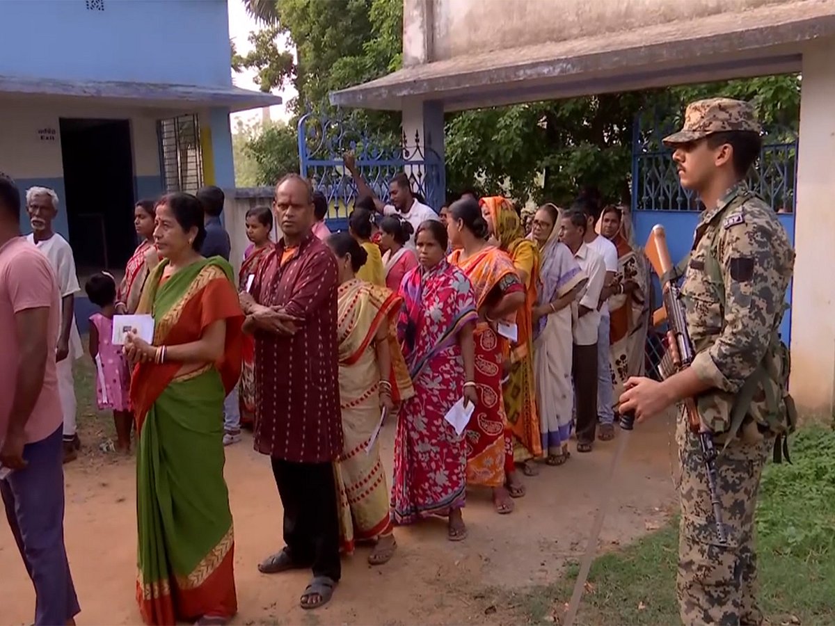 পশ্চিমবঙ্গে প্রথম দফার ভোট শুরু, প্রচণ্ড গরমেও ভোটকেন্দ্রে দীর্ঘ সারি