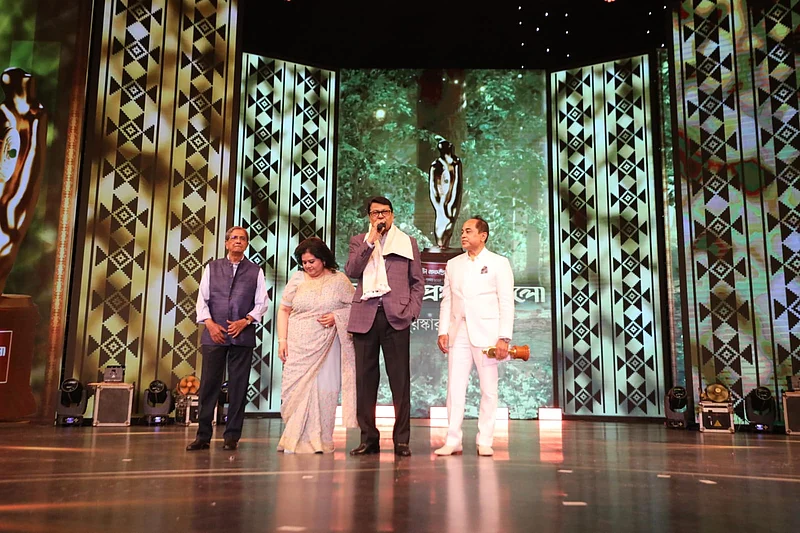 নিজের অনুভূতি জানাচ্ছেন আলমগীর