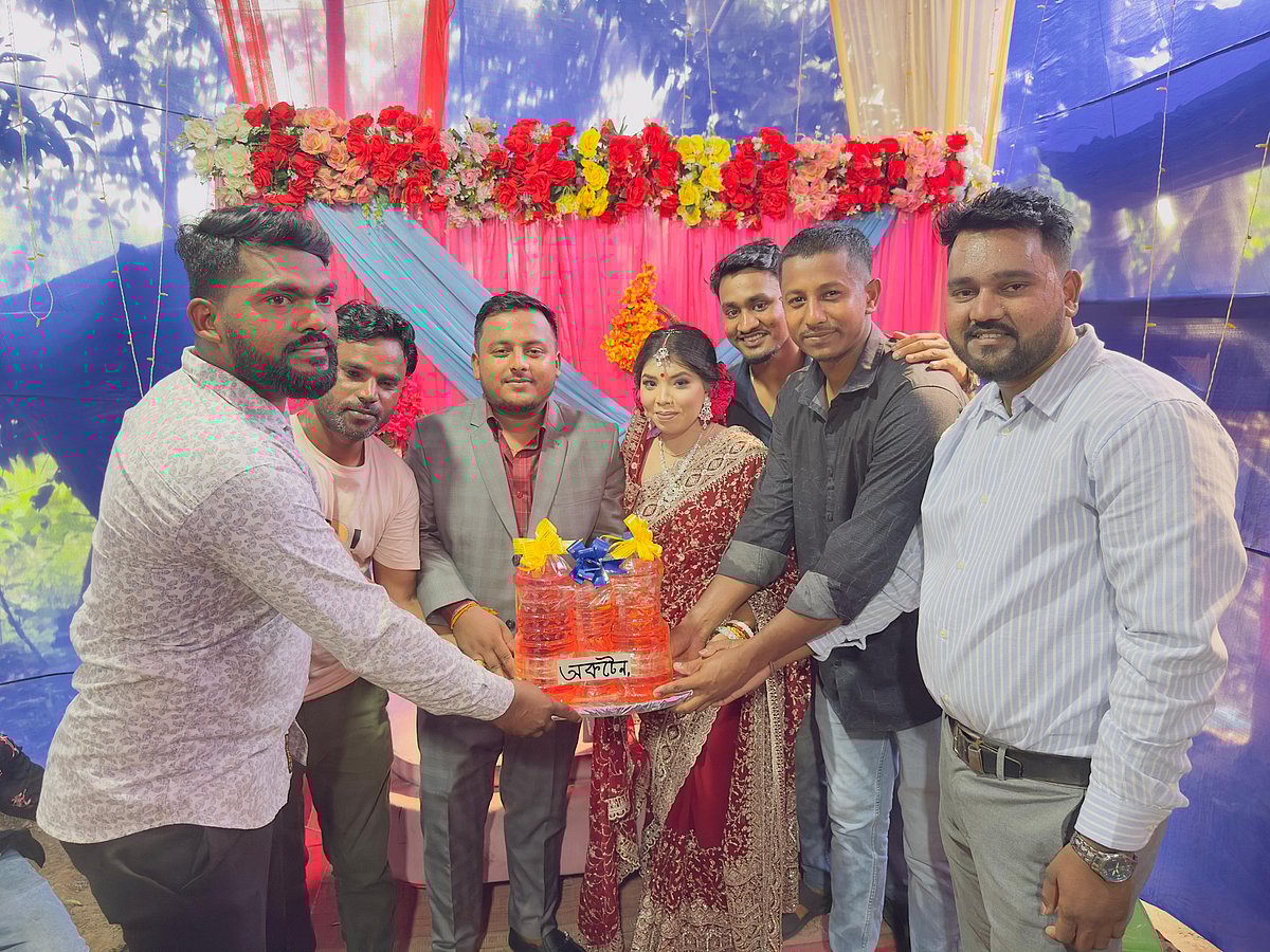 বউভাতে নবদম্পতিকে অকটেন উপহার দিলেন বন্ধুরা