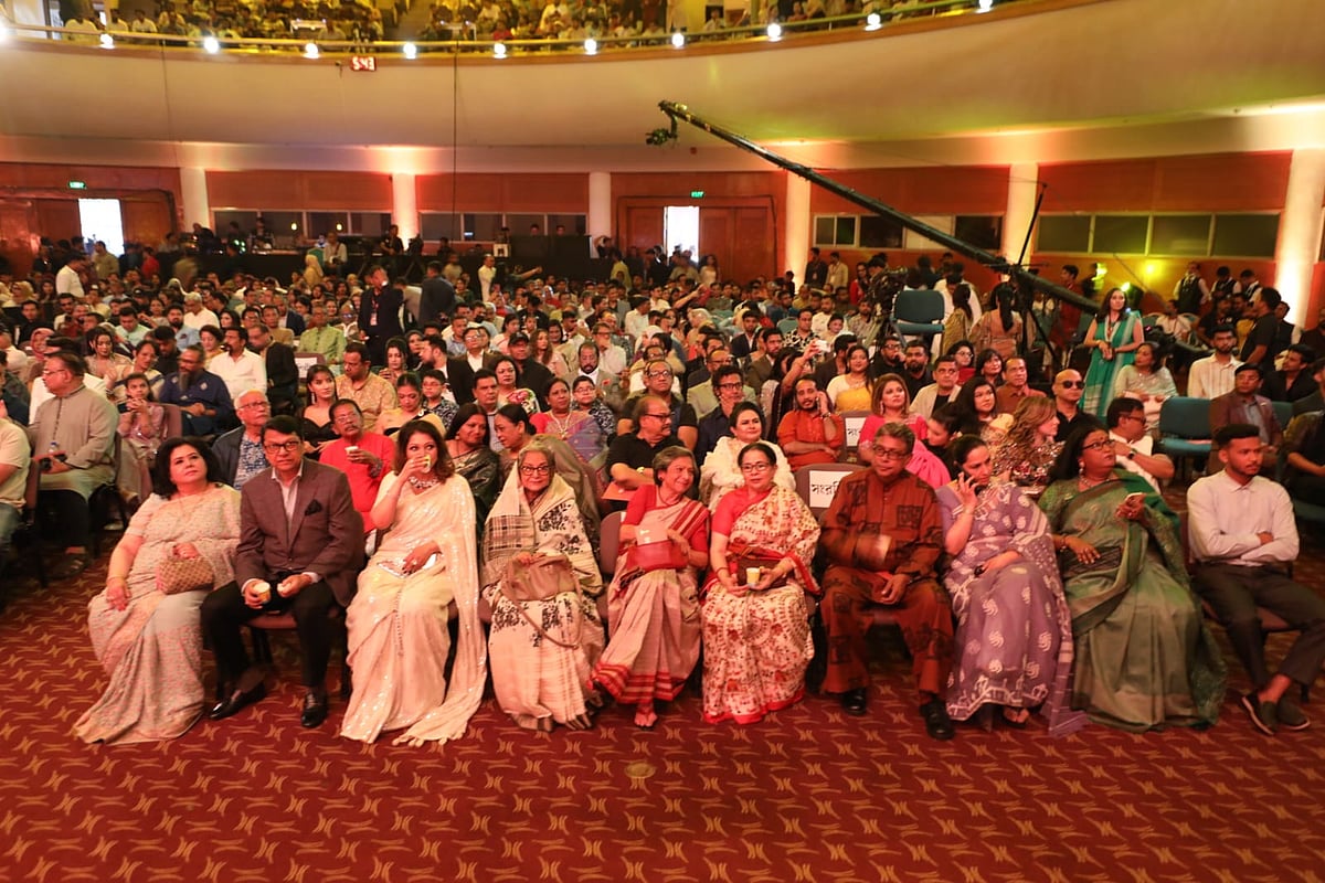 লালগালিচায় আসছেন তারকারা