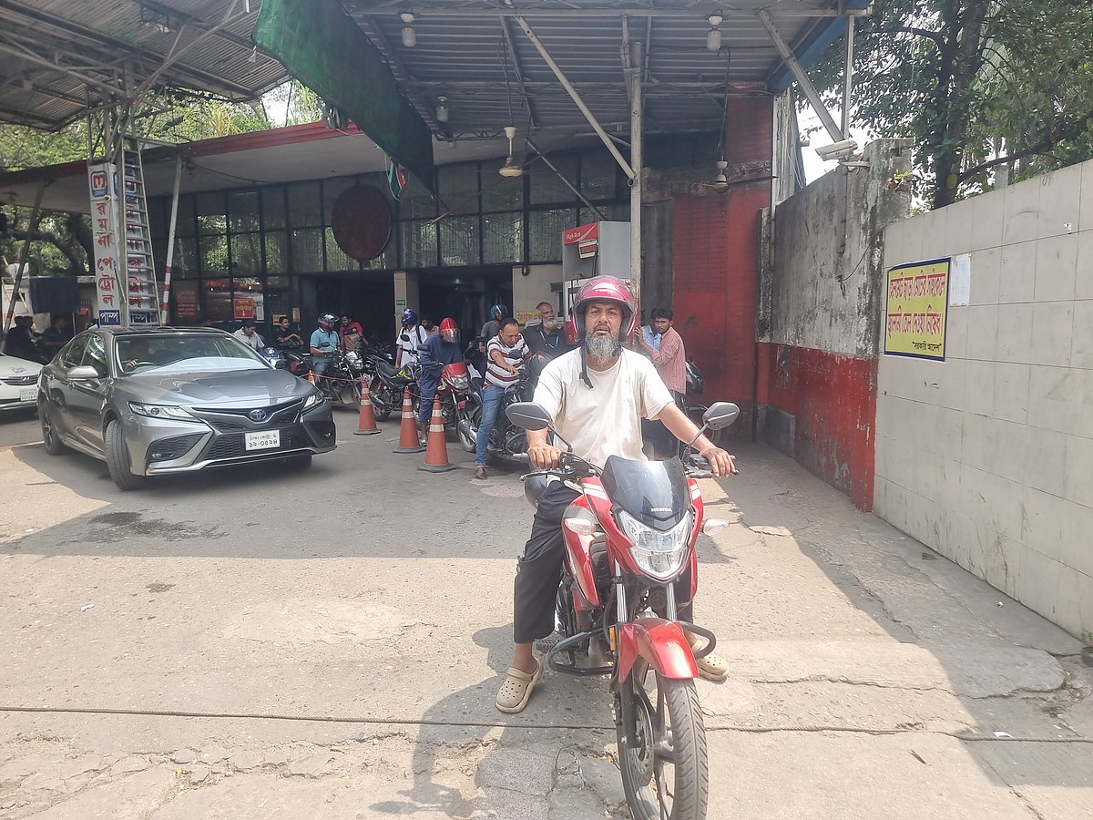 ‘এটা অবিশ্বাস্য, ১৫ মিনিট দাঁড়িয়েই ১ হাজার টাকার তেল পেলাম’