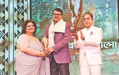 কার হাতে কোন পুরস্কার