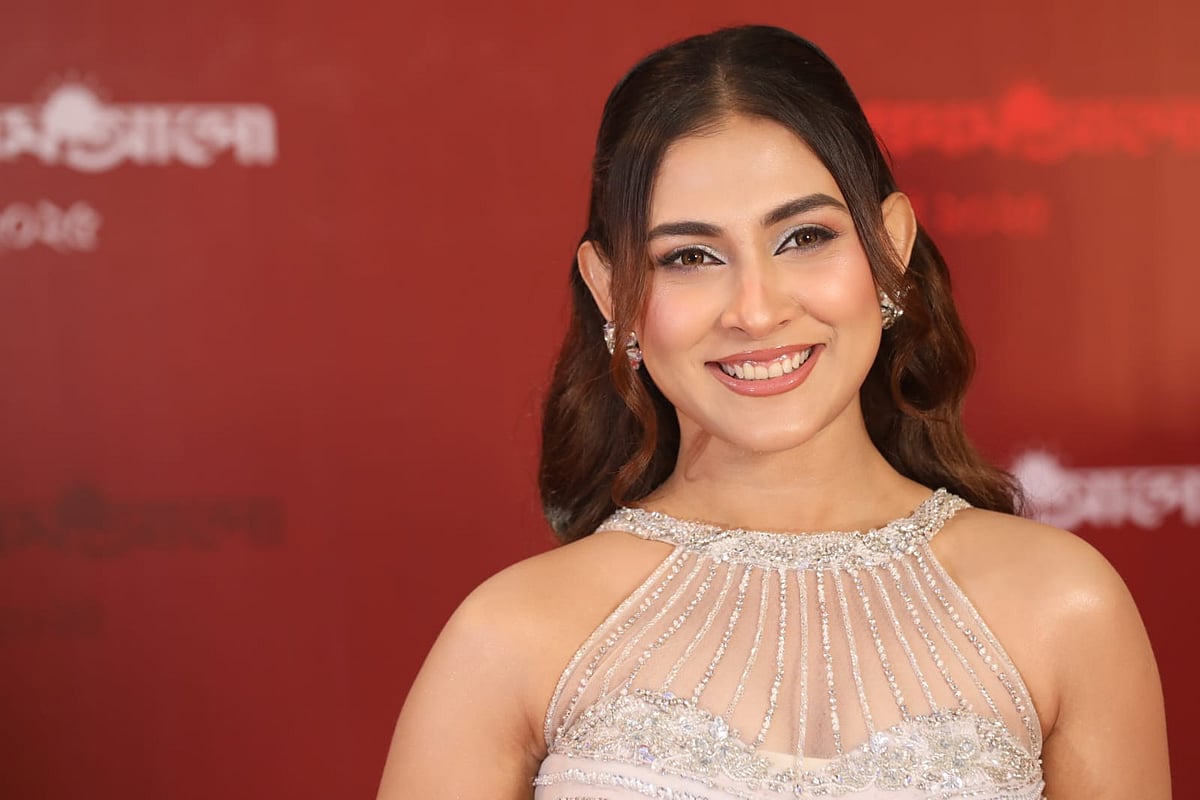 সাদা নেটের গাউনে মেহজাবীন