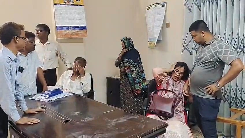 রাজশাহীতে কলেজে ঢুকে নারী শিক্ষককে লাঞ্ছনা, অভিযোগ বিএনপি নেতা-কর্মীদের বিরুদ্ধে