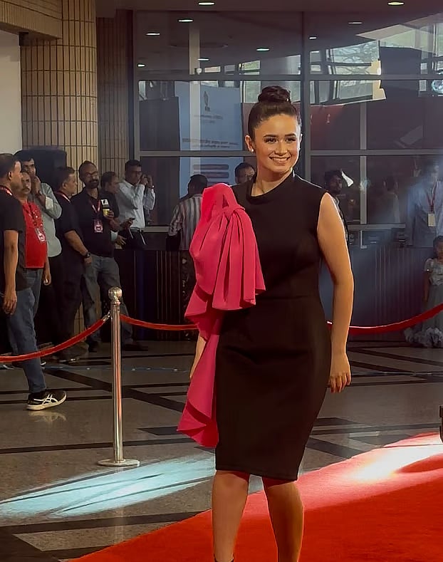 মেরিল–প্রথম আলো পুরস্কারের অনুষ্ঠান শুরু, আসতে শুরু করেছেন তারকারা