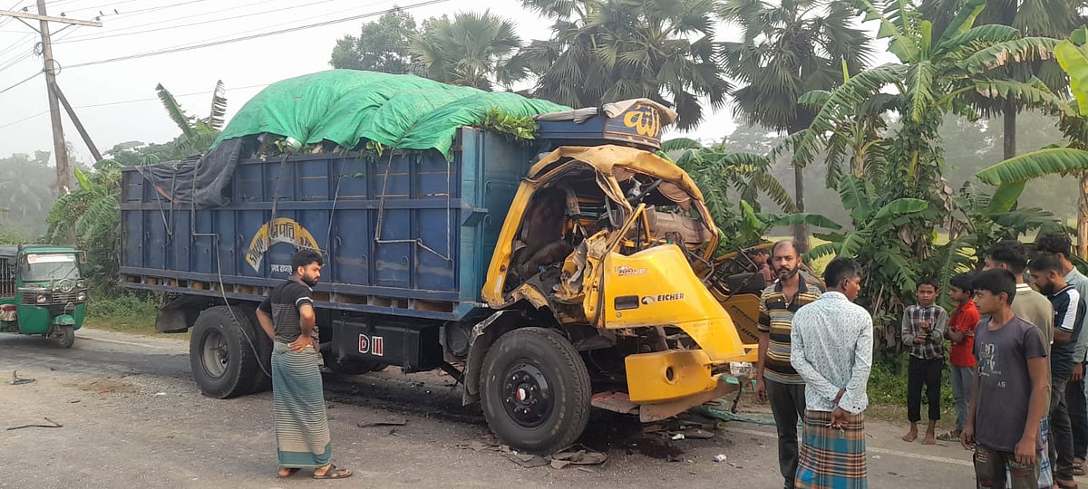 ‘ওভারটেক করতে গিয়ে’ এক ট্রাকের পেছনে আরেকটির ধাক্কা, চালকসহ দুজনের মৃত্যু