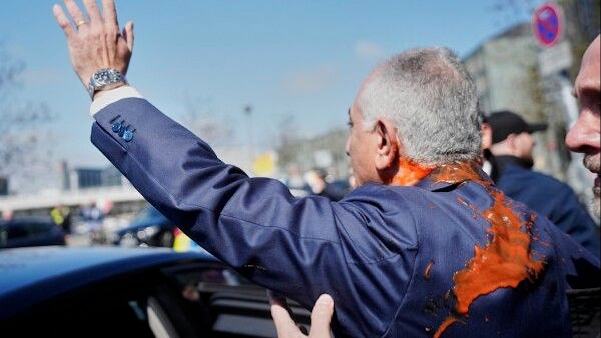 বার্লিনে রেজা পাহলভির ওপর ‘টমেটো সস’ নিক্ষেপ