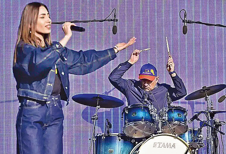 গানের মঞ্চে প্রধানমন্ত্রী যখন ড্রাম বাজান