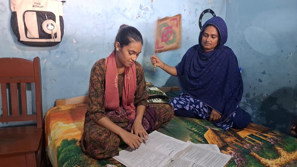 লোডশেডিংয়ে এসএসসি পরীক্ষার্থী রাহীর ভরসা মায়ের হাতপাখা