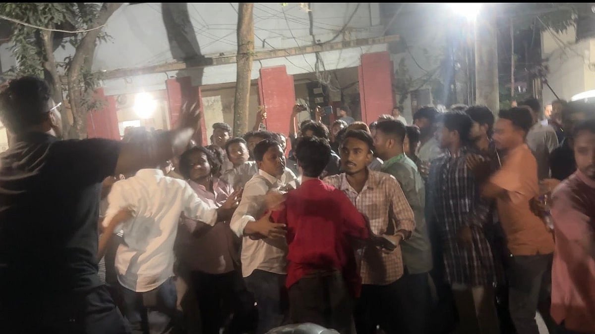 রাতে ‘মব’ করে ঢাবি সাংবাদিকদের ওপর হামলা, অভিযোগ ছাত্রদলের বিরুদ্ধে, জড়িতদের গ্রেপ্তার দাবি