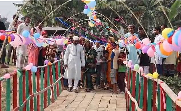 ২৫ বছরের সঞ্চয়ের টাকায় শ্রমিক গড়লেন কাঠের সেতু, মায়ের হাতে উদ্বোধন