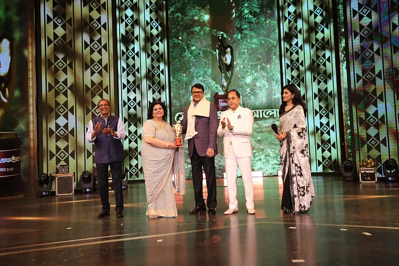 আলমগীরকে ক্রেষ্ট তুলে দেন রুনা লায়লা