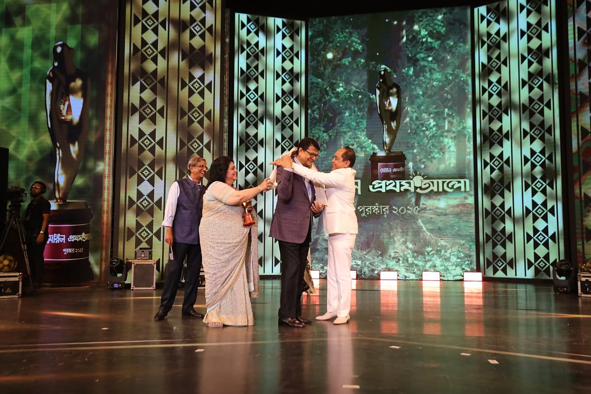 আজীবন সম্মাননা পেলেন আলমগীর