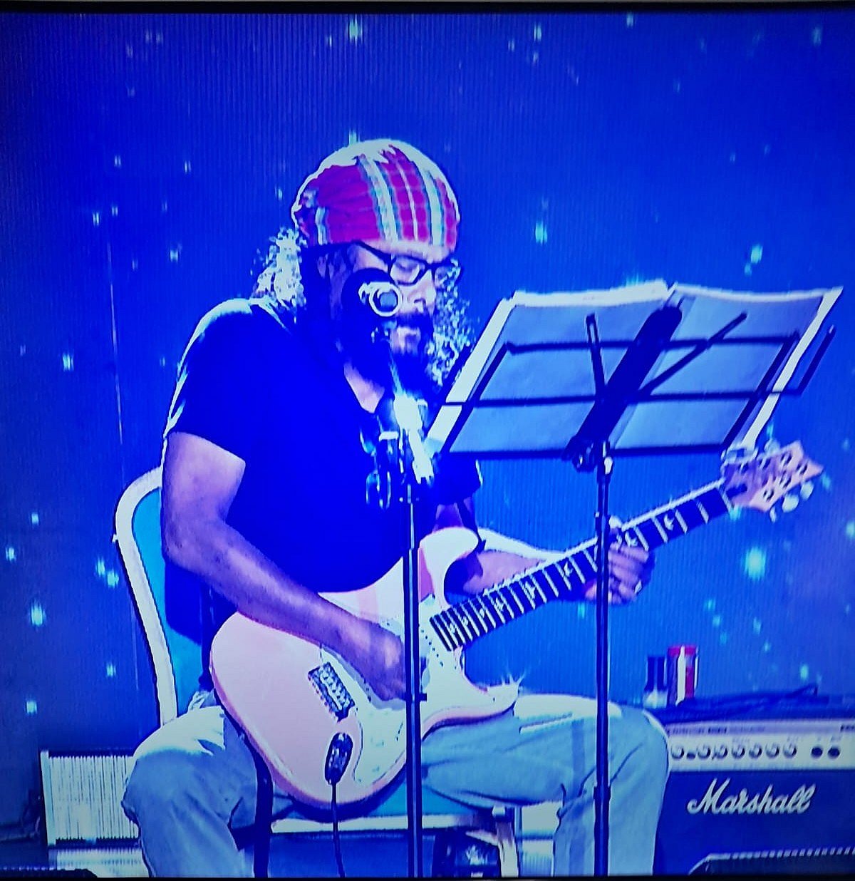 মঞ্চে জেমস, দর্শকের করতালি