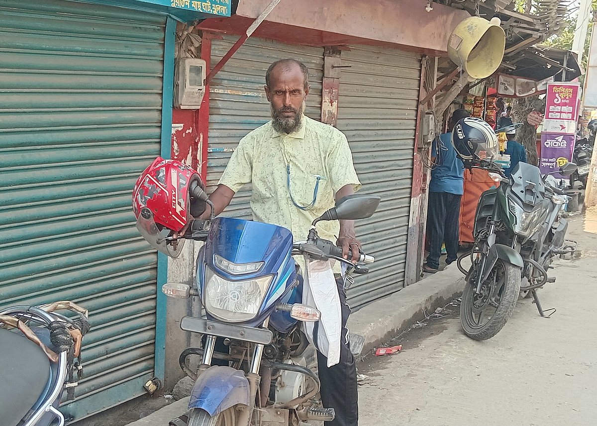 ‘দুপুরে শুকনো কিছু খেয়ে কাজ চালাই, যদি একটু টাকা বাঁচে’