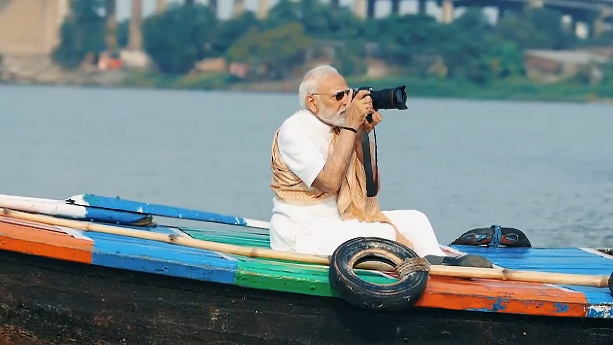 কলকাতায় নৌকায় করে ঘুরলেন ভারতের প্রধানমন্ত্রী নরেন্দ্র মোদি