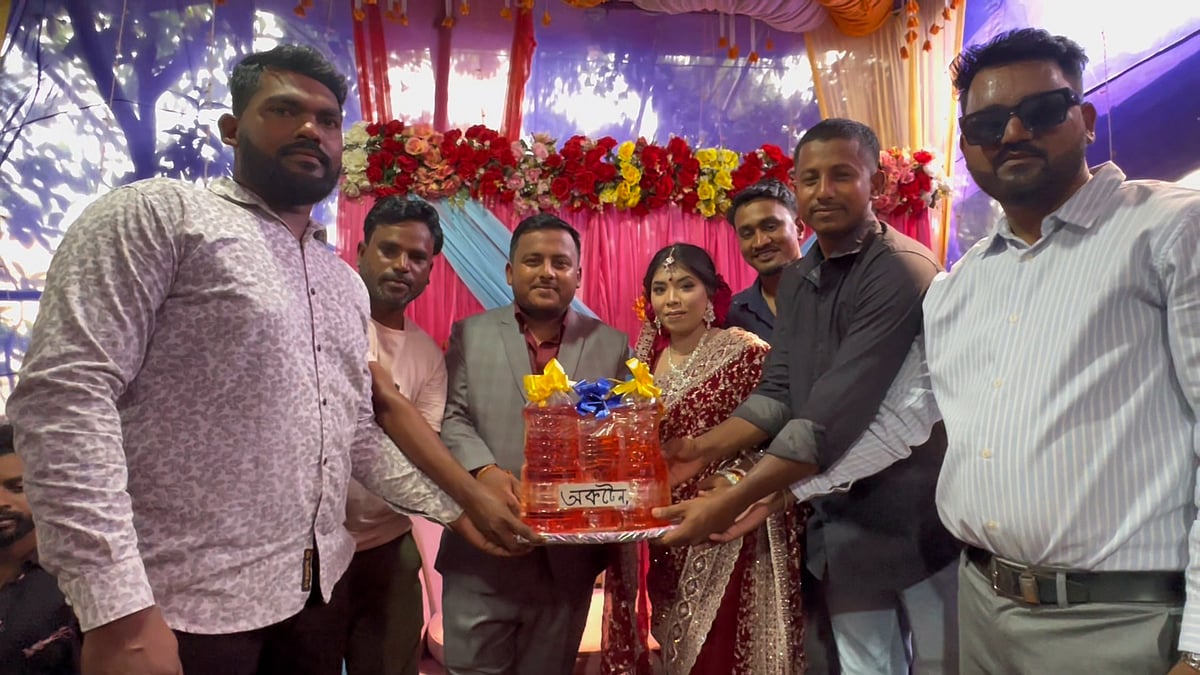 বিয়েতে নবদম্পতিকে অকটেন উপহার দিলেন বন্ধুরা