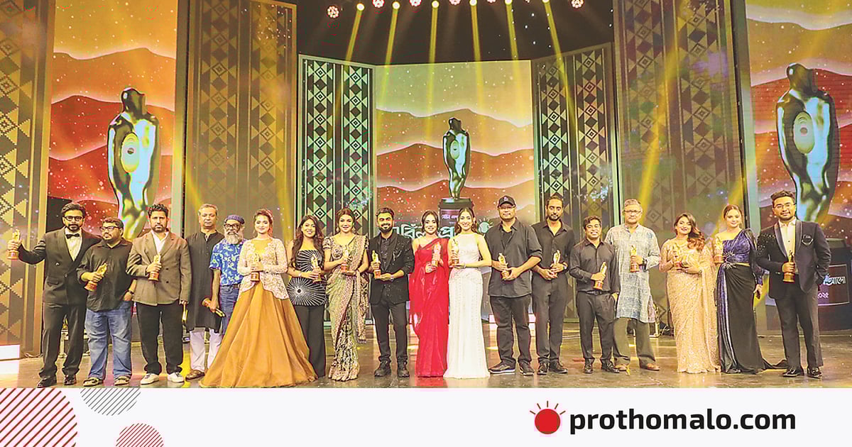 মঞ্চে দ্যুতি ছড়ালেন তারকারা মঞ্চে দ্যুতি ছড়ালেন তারকারা