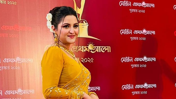 ‎হলুদ শাড়িতে পরীমনি, খোঁপায় সাদা গোলাপ