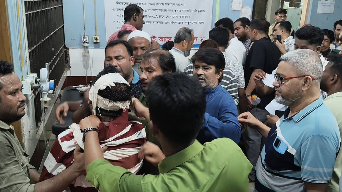 ব্রাহ্মণবাড়িয়ায় নির্মাণকাজে মৃত্যুর ঘটনায় সালিস বসেছিল, বিদ্যালয়ের দেয়াল ধসে আহত ৩