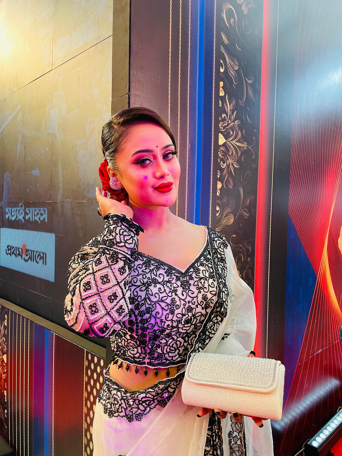 ‎সাদা-কালো আর একটু লালে বারিশ হক