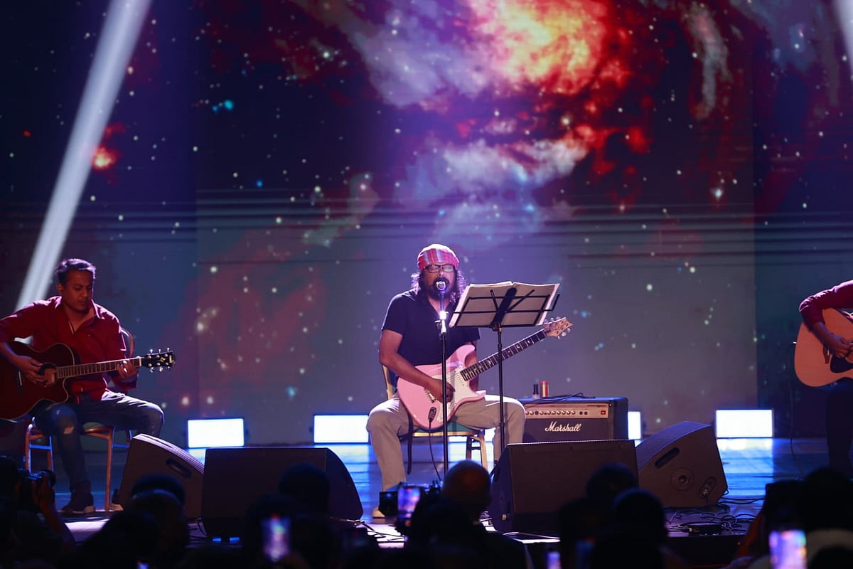 আরে, এ তো গুরু! জেমস গেয়ে ওঠেন, সুন্দরীতমা আমার...