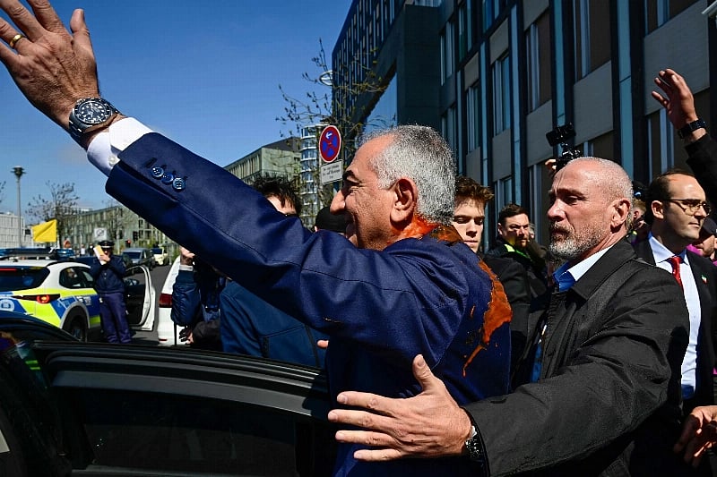 বার্লিনে ইরানের রেজা পাহলভির ওপর ‘টমেটোর রস’ নিক্ষেপ