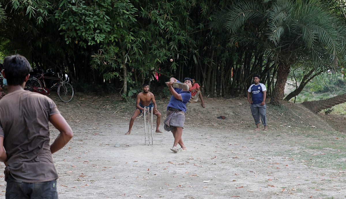 শর্টপিচ ক্রিকেটে খেলায় চলছে ব্যাটে–বলে লড়াই
