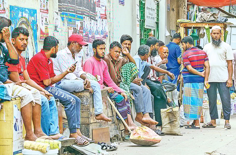 ঢাকার বাজারে  শ্রম বিক্রি করতে আসা মানুষগুলো কেমন আছেন
