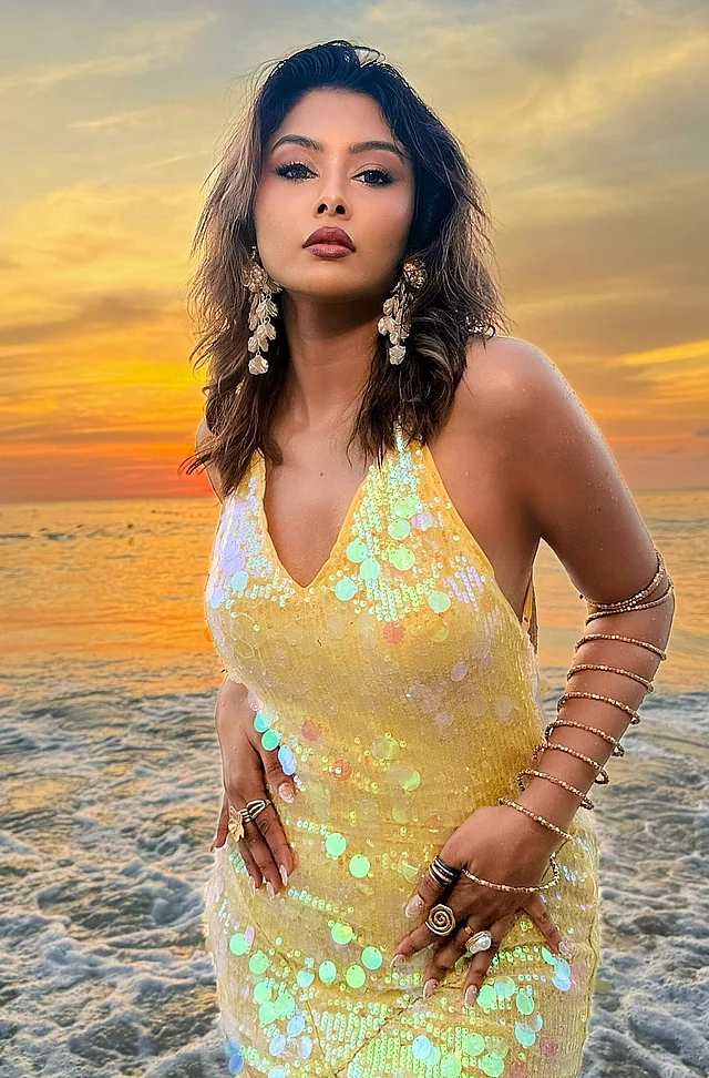 হলটারনেক হলুদ ড্রেসে সিকুইন বসালো। সঙ্গে আছে লম্বা ঝুলের দুল আর হাতের স্পাইরাল ব্রেসলেট