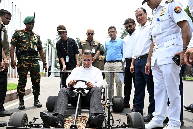 কলেজছাত্রের বানানো গো–কার্ট চালালেন প্রধানমন্ত্রী তারেক রহমান