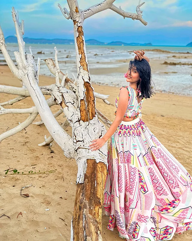 বড় ঘেরের ফ্লেয়ার স্কার্ট আর টপে টয়া 