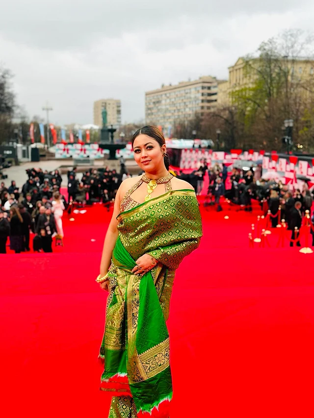 রেড কার্পেটে অভিনেত্রী আশনা হাবিব ভাবনার অনন্য কাতান শাড়ির লুক মনে করিয়ে দিচ্ছে পতাকার রং