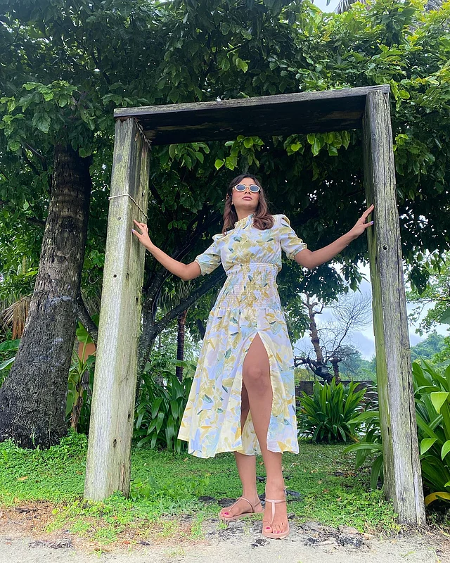 থাই স্লিট সাদা প্রিন্টের ড্রেসে টয়া 