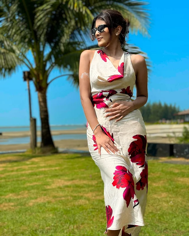 কাউল নেকের ফুলেল প্রিন্টের সাদা বডিকন ড্রেসে টয়া 