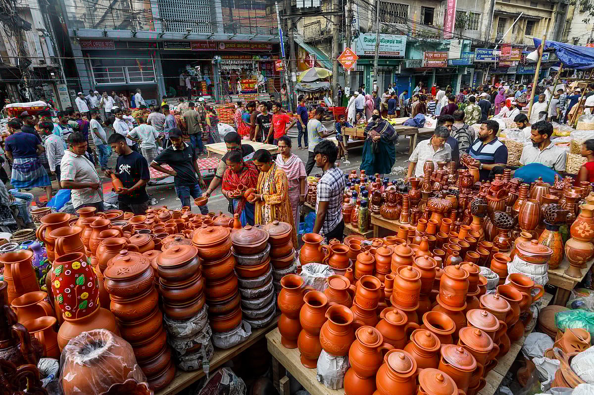 জমে উঠেছে ঐতিহ্যবাহী বলীখেলা ও মেলা
 