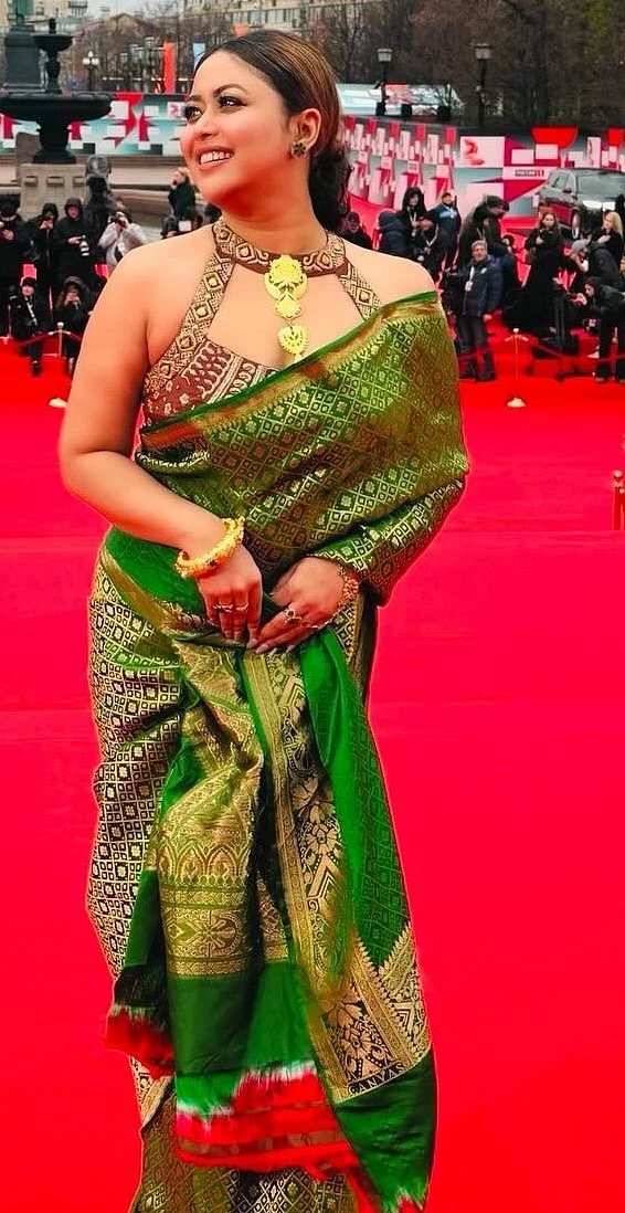 শাড়ির লুকের সোনায় সোহাগা হয়ে উঠেছে ব্লাউজটি